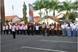 Upacara bendera saat memperingati HANI 2015 di halaman parkir gedung BNN Kuningan.